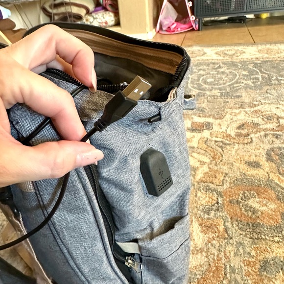 NWOT Multi-Function Travel Diaper Bag / Changing Station / Privacy Sleep - Picture 11 of 12